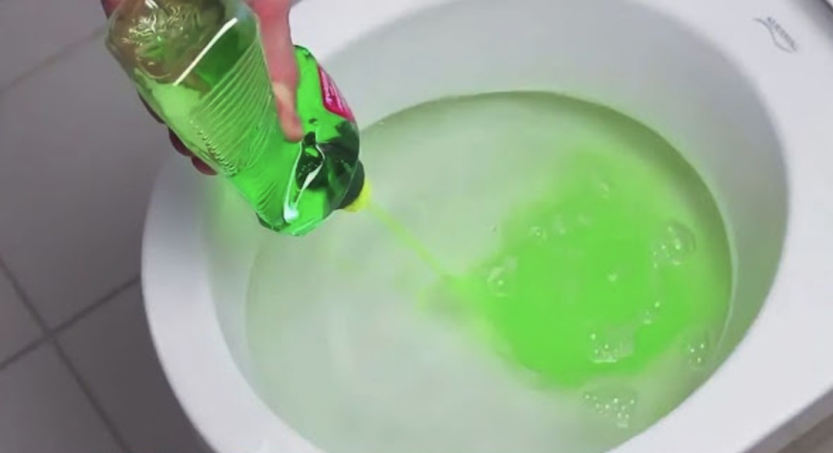 Dish soap in the toilet, a life-changing move – you’ll do it every day