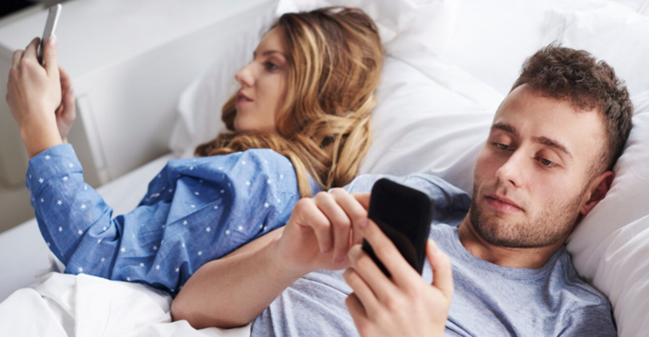Reasons why your partner is always online but won’t text you